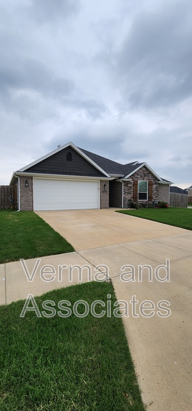 Fayetteville House: 4440 W Havana Ave