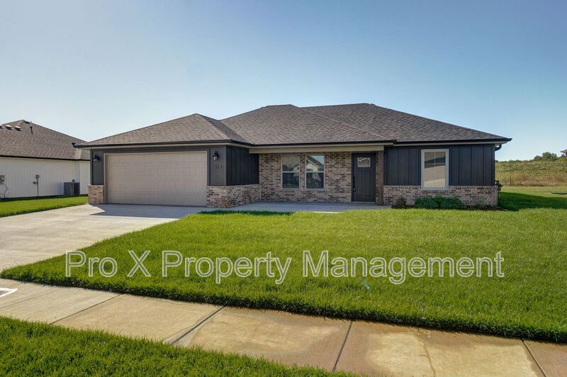 Springfield House: 5618 W Mangrove St