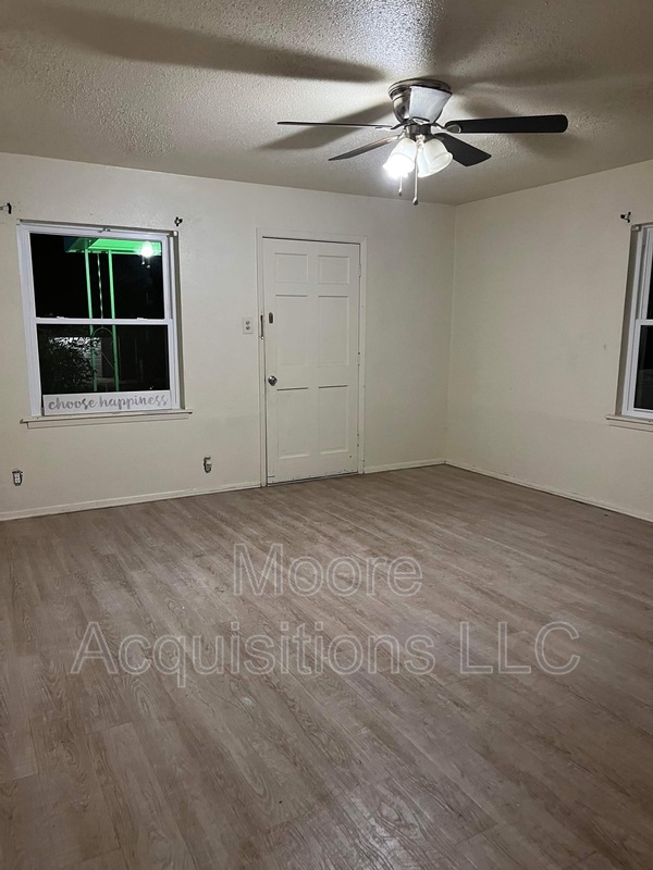 Sherman House: 1435 S Rusk St