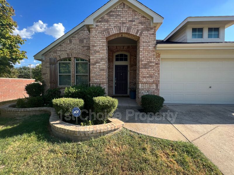 Grand Prairie House: 803 Ridge Point Dr