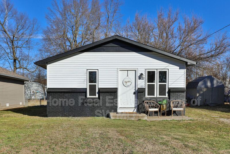 Springfield House: 2137 W Brower St