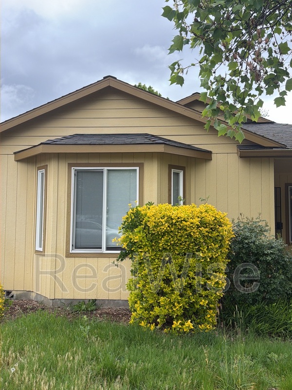 Grants Pass House: 1951 SW Betty Ln