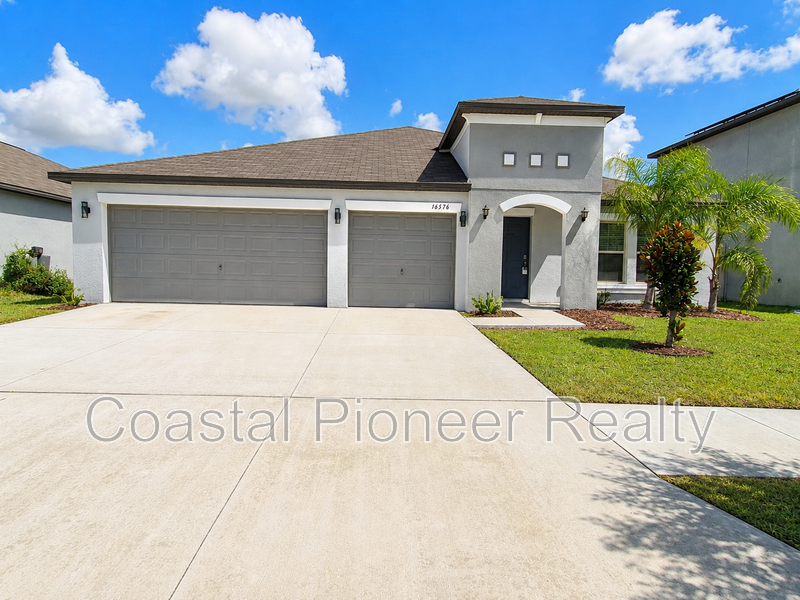 Wimauma House: 16576 Delia St