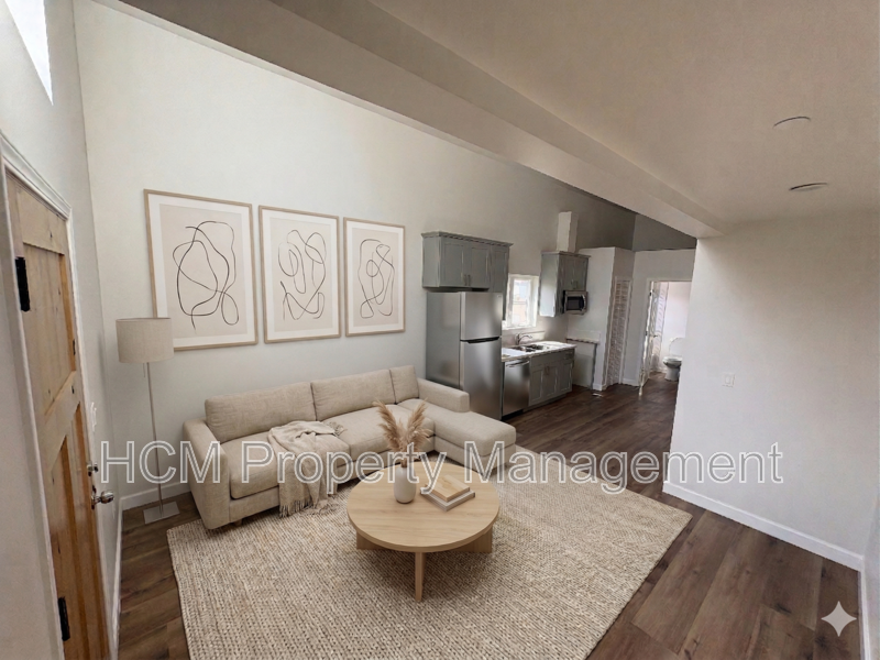 Los Angeles House: 5507-5509 S Manhattan Pl