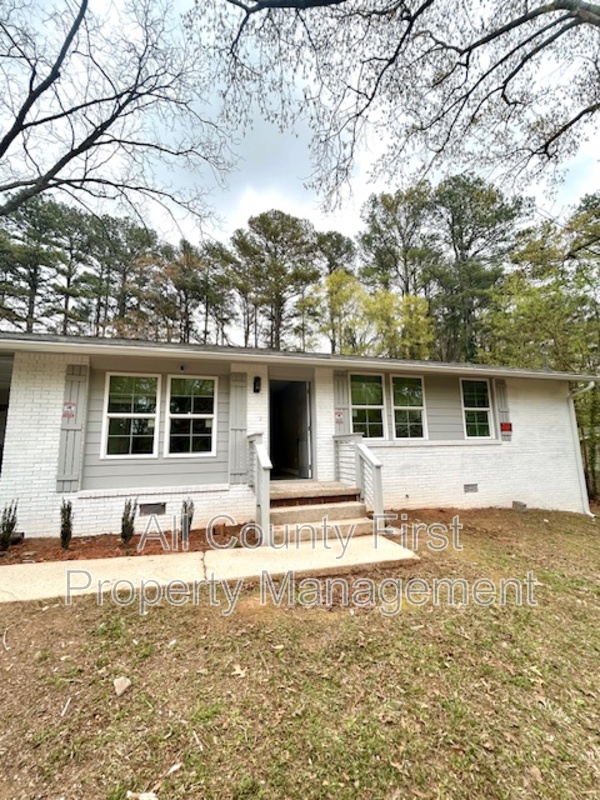 Decatur House: 2386 Cresta Dr