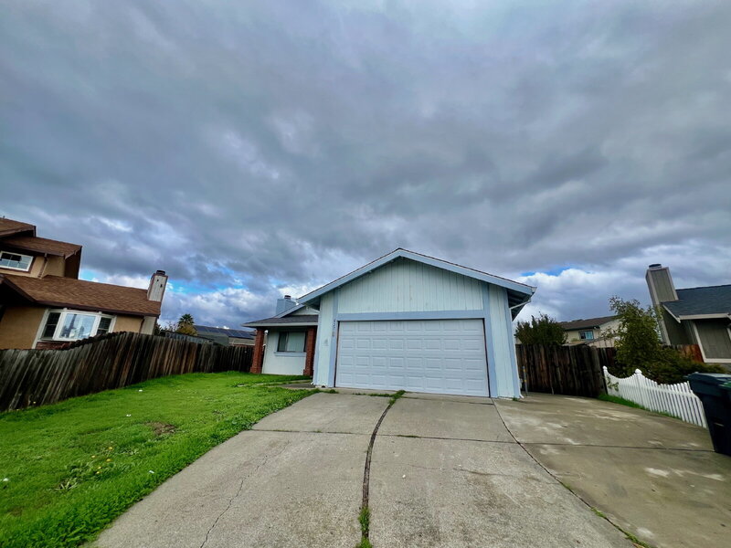 Suisun City House: 827 Crested Dr