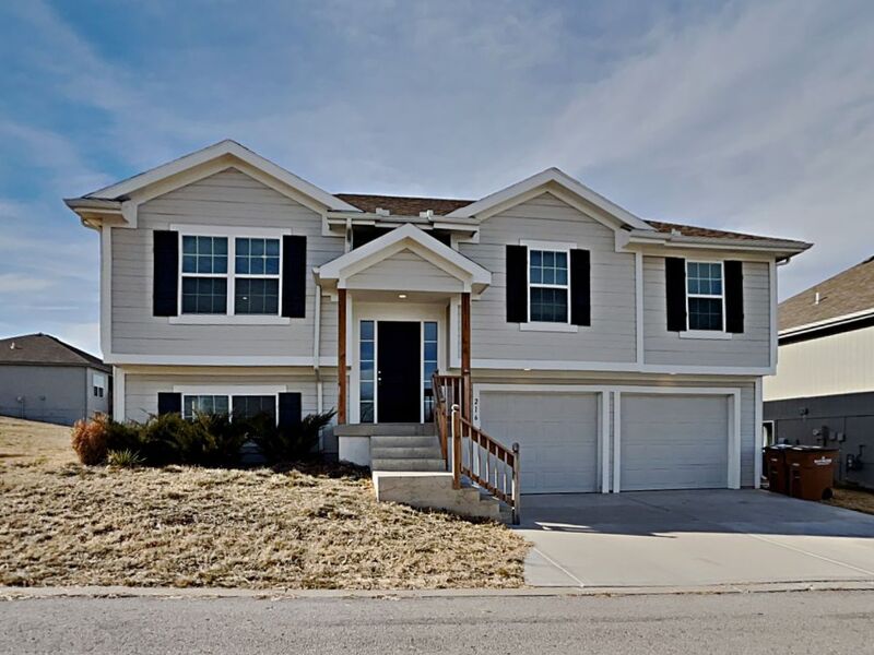 Raymore House: 216 Coleen Dr