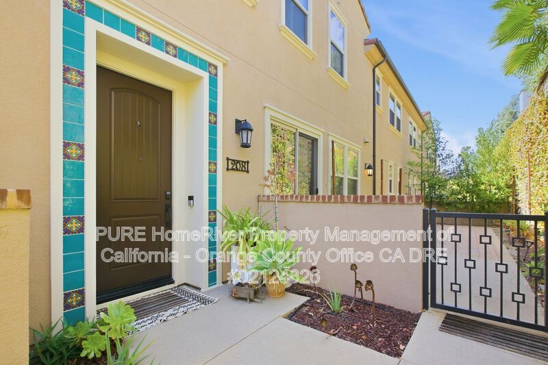 Lake Forest House: 208 El Paseo