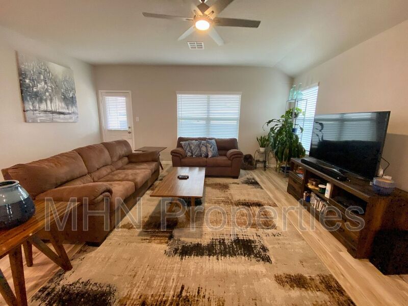 3 bed/2 bath GORGEOUS home located off Culebra and 1604, conveniently close to schools! - Photo 8