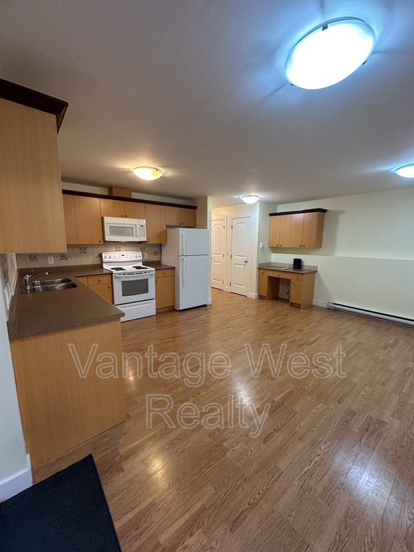 Kelowna House: 2-372 Hartman Rd
