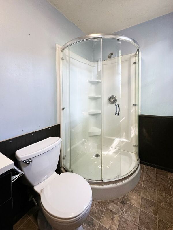 Photo 11 of rental home at 527–531 Monroe Street, Unit 8