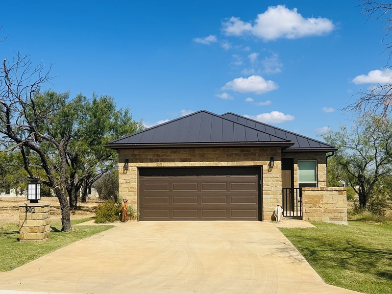 Horseshoe Bay House: 302 Parallel Circle
