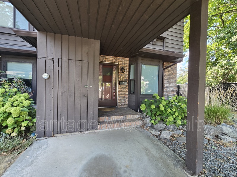 Kelowna Condo: 156-1995 Burtch Rd
