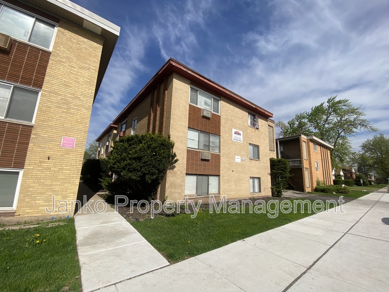 Broadview Condo: 2108 S 17th Ave
