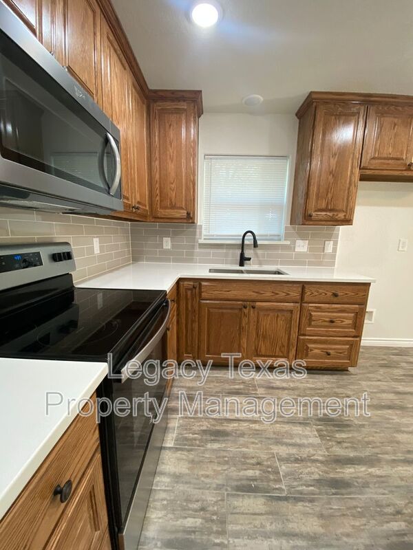 Cleburne House: 702 S Wilhite ST