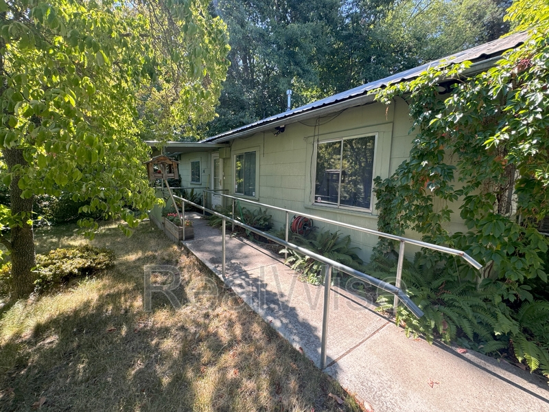 Ashland House: 16 Van Ness Ave