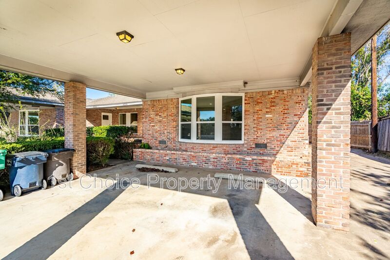 Fort Worth House: 4304/4306 SW Loop 820