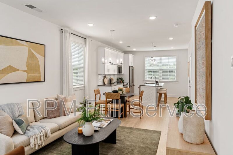 Madison House: 722 N Dupont Avenue