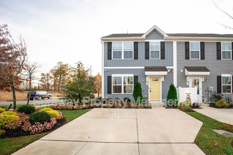 Clementon Townhome: 2 Mulberry Ln