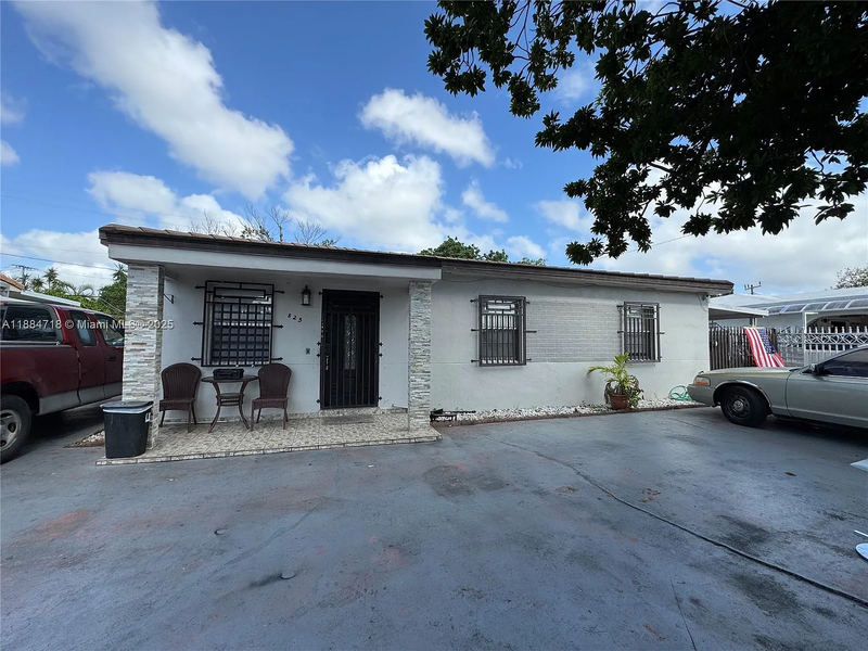 Hialeah House: 825 E 9th Ln