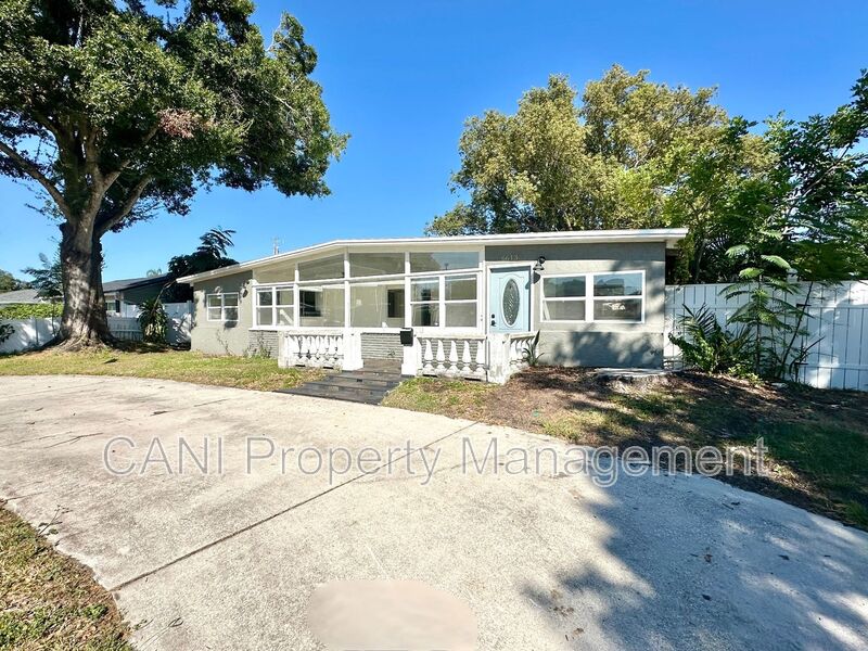 St Petersburg House: 6613 Orchard Drive North