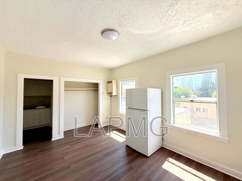 Los Angeles House: 1614 N. Kenmore Avenue