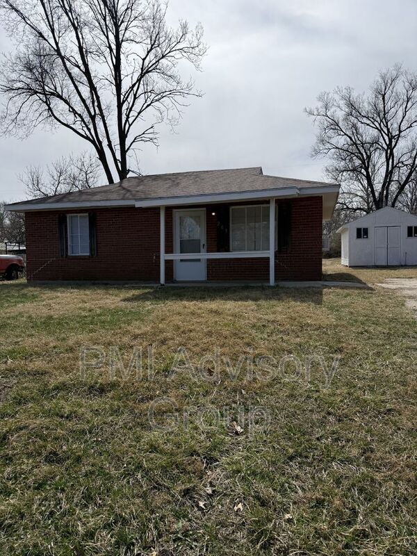 Topeka House: 203 SW Heights Rd