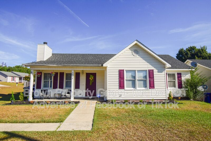 Fayetteville House: 5598 Windy Knoll Pl