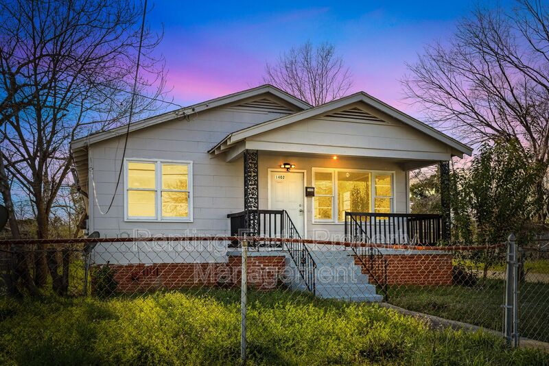 Montgomery House: 1402 Bragg St