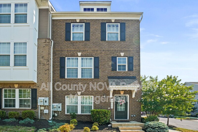 Landover Townhome: 2910 Pinebrook