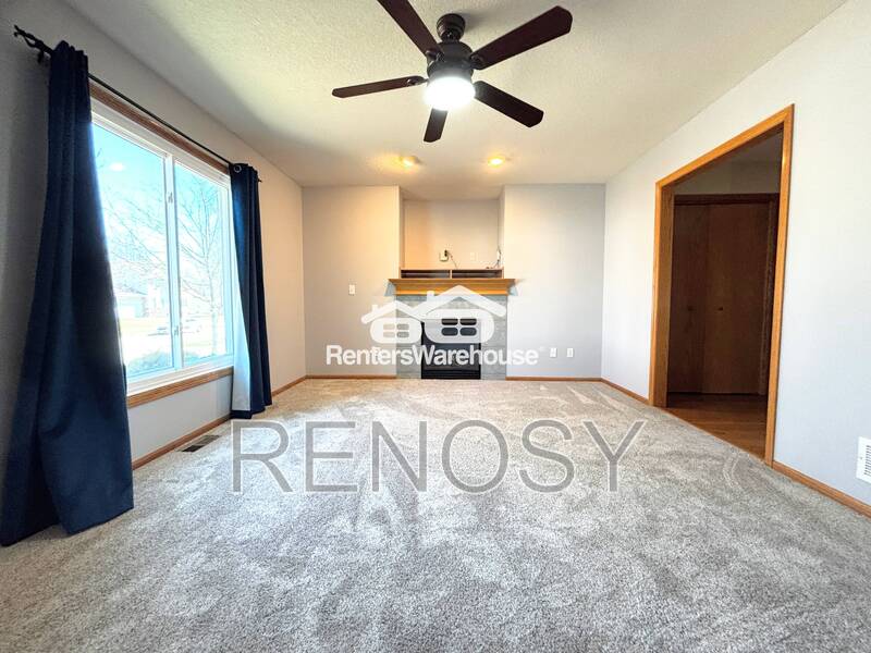 Waukee House: 330 NE Cardinal Ln