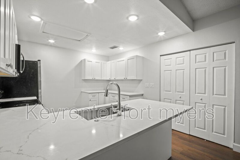 North Fort Myers House: 15524 Crystal Lake Dr