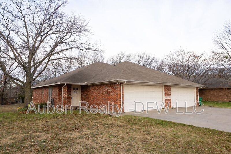 Joshua House: 114 Honey Bee Drive