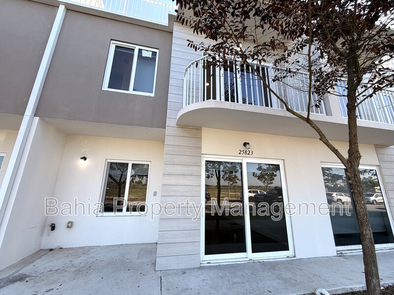 Homestead Townhome: 25823 SW 145th Ave