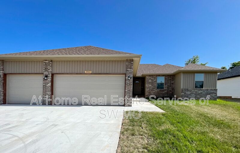 Springfield House: 3862 W Linwood