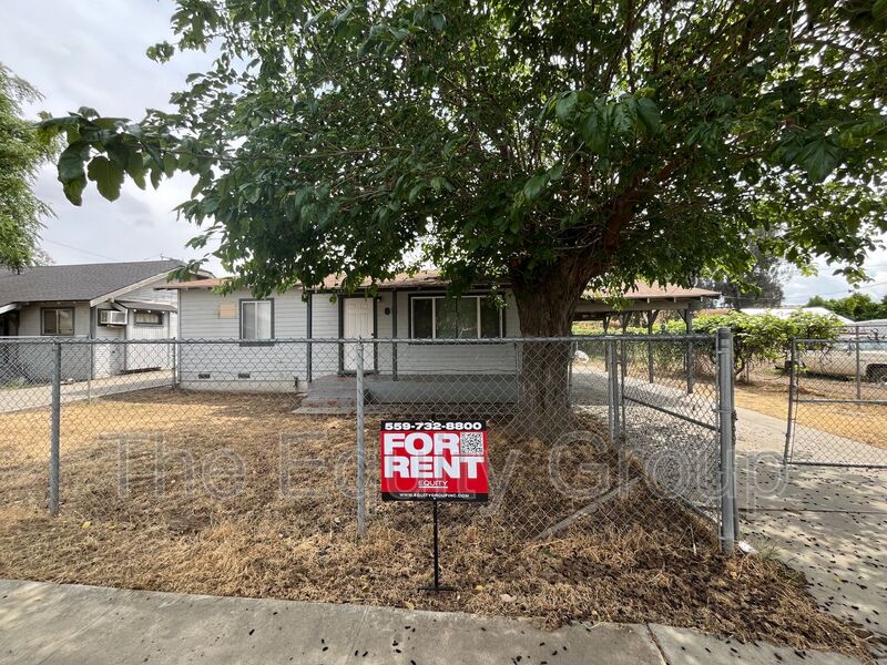 Porterville House: 85 East Mountain View Ave