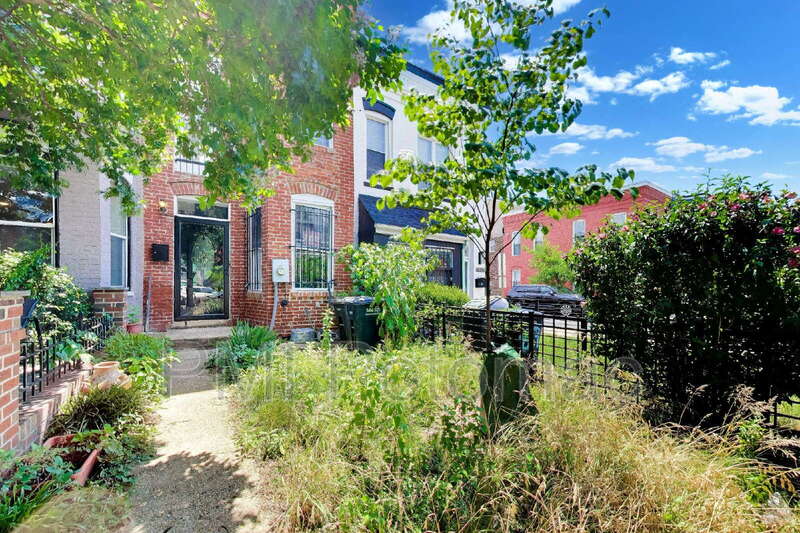 Washington Townhome: 821 12th St NE