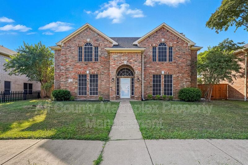 Rowlett House: 2313 Loretta Ln