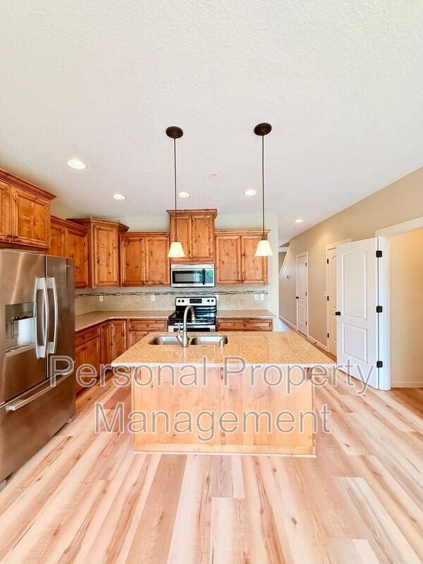 Ridgefield Townhome: 219 N 33rd Ct