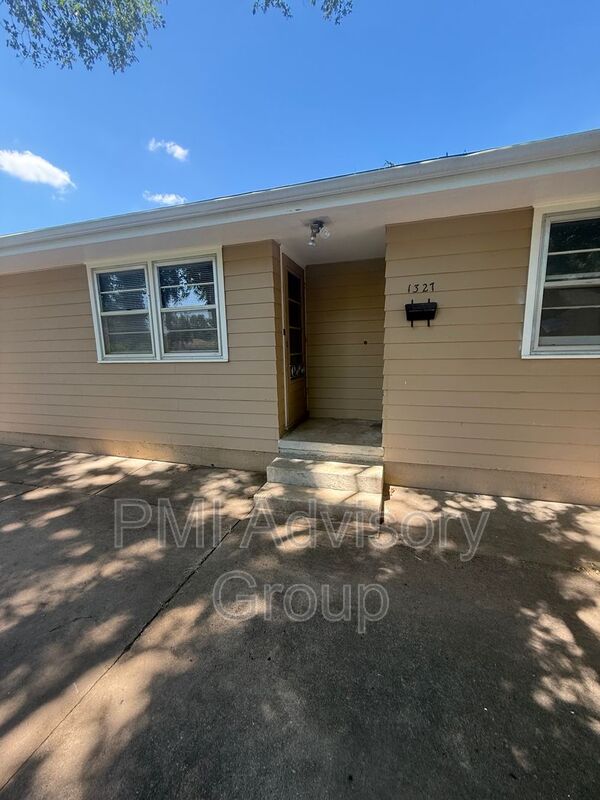 Topeka House: 1327 NE Winfield Ave