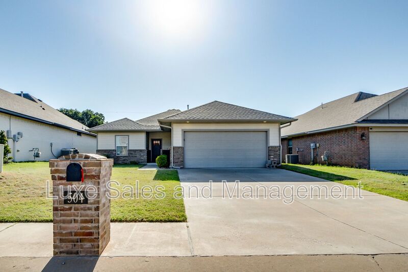 Edmond House: 504 Martina Lane