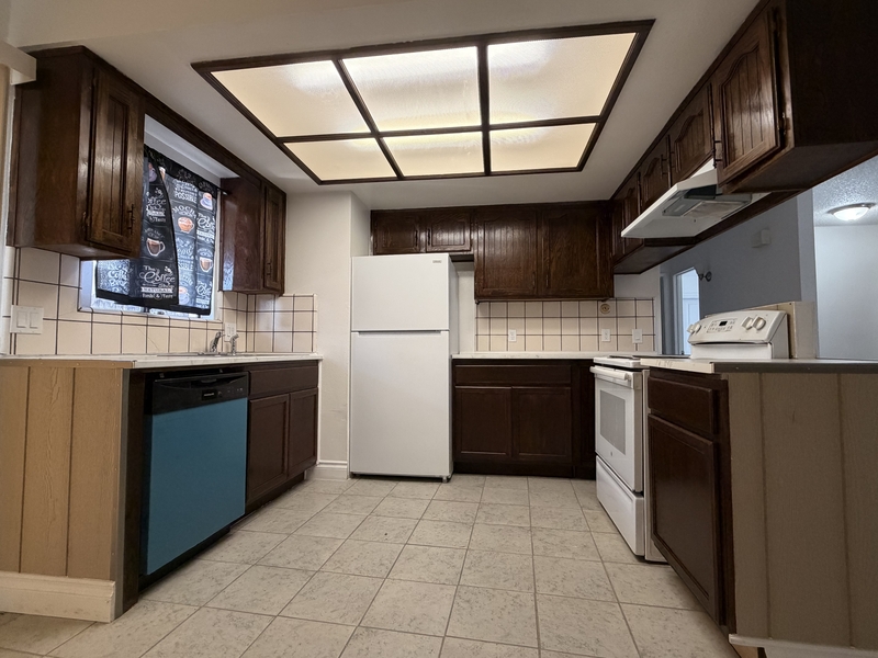 Visalia House: 3555 South County Center Drive