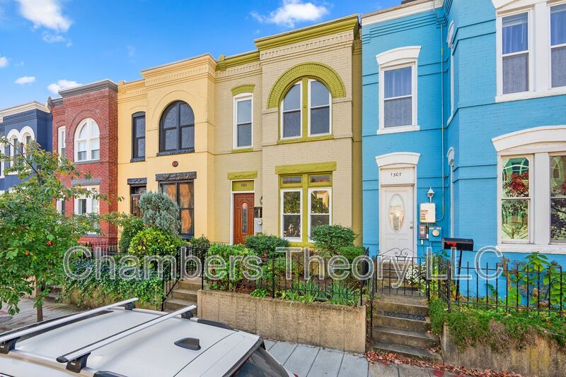 Washington House: 1309 Emerald St. NE