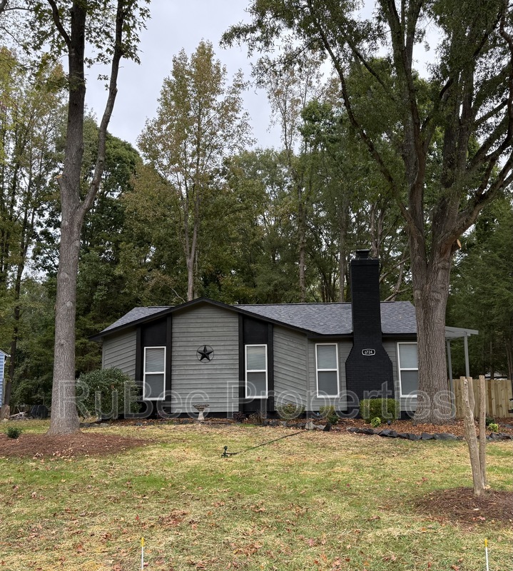 Charlotte House: 6724 Accrington Court