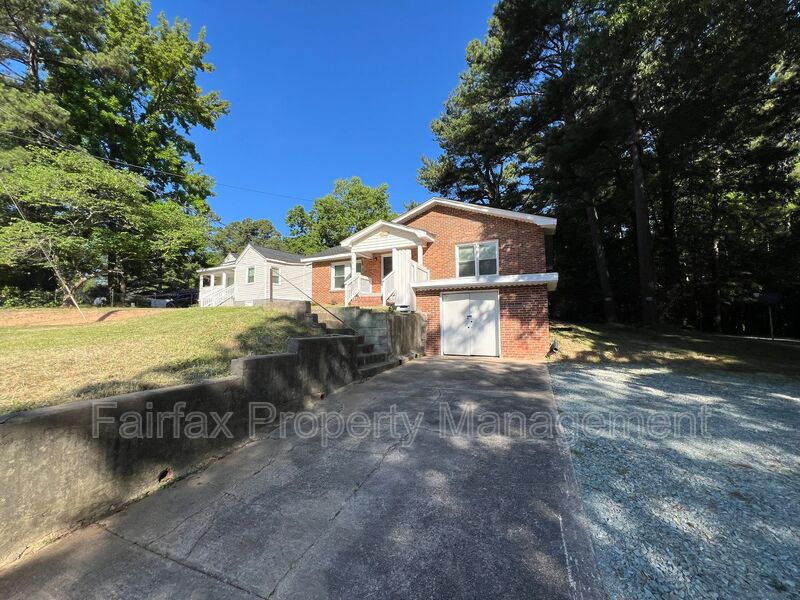 Durham House: 2616 S Roxboro St