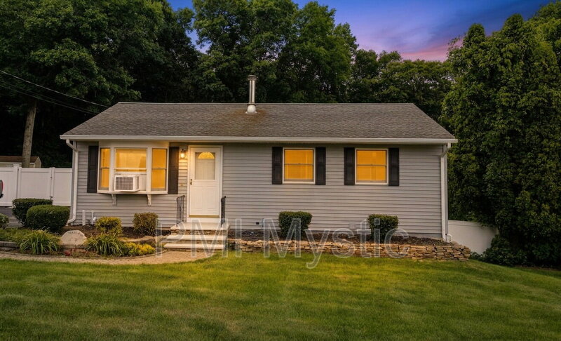Mystic House: 90 Nantucket Dr