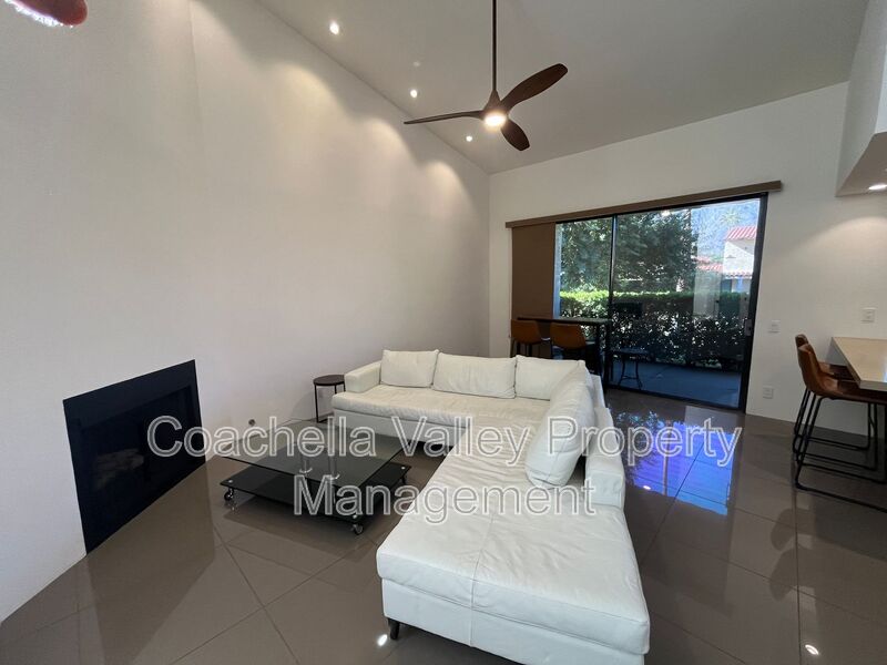 Palm Springs House: 287 S Civic Dr