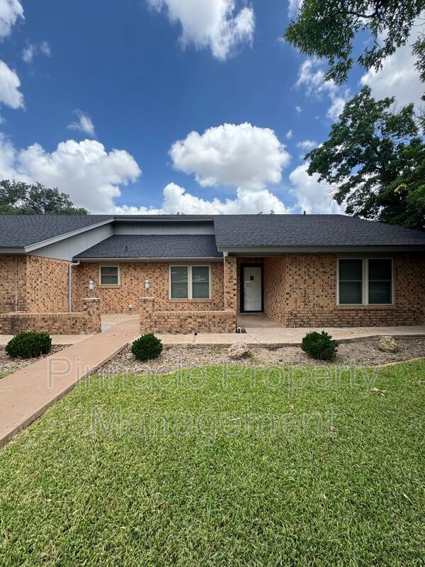 San Angelo House: 3330 Briargrove Ln
