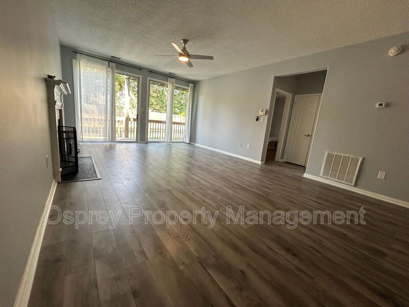 Introducing a charming 2 bedroom, 2 bathroom condo  - Photo 2