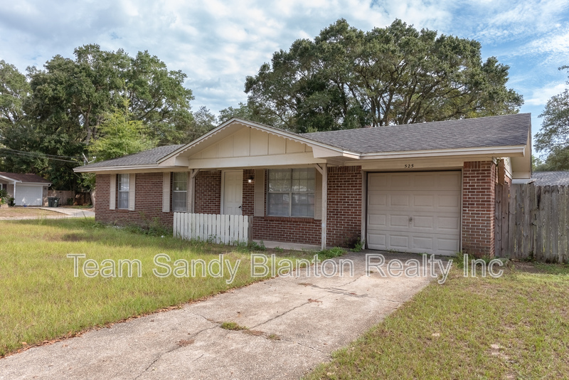 Pensacola House: 525 Quigley Rd
